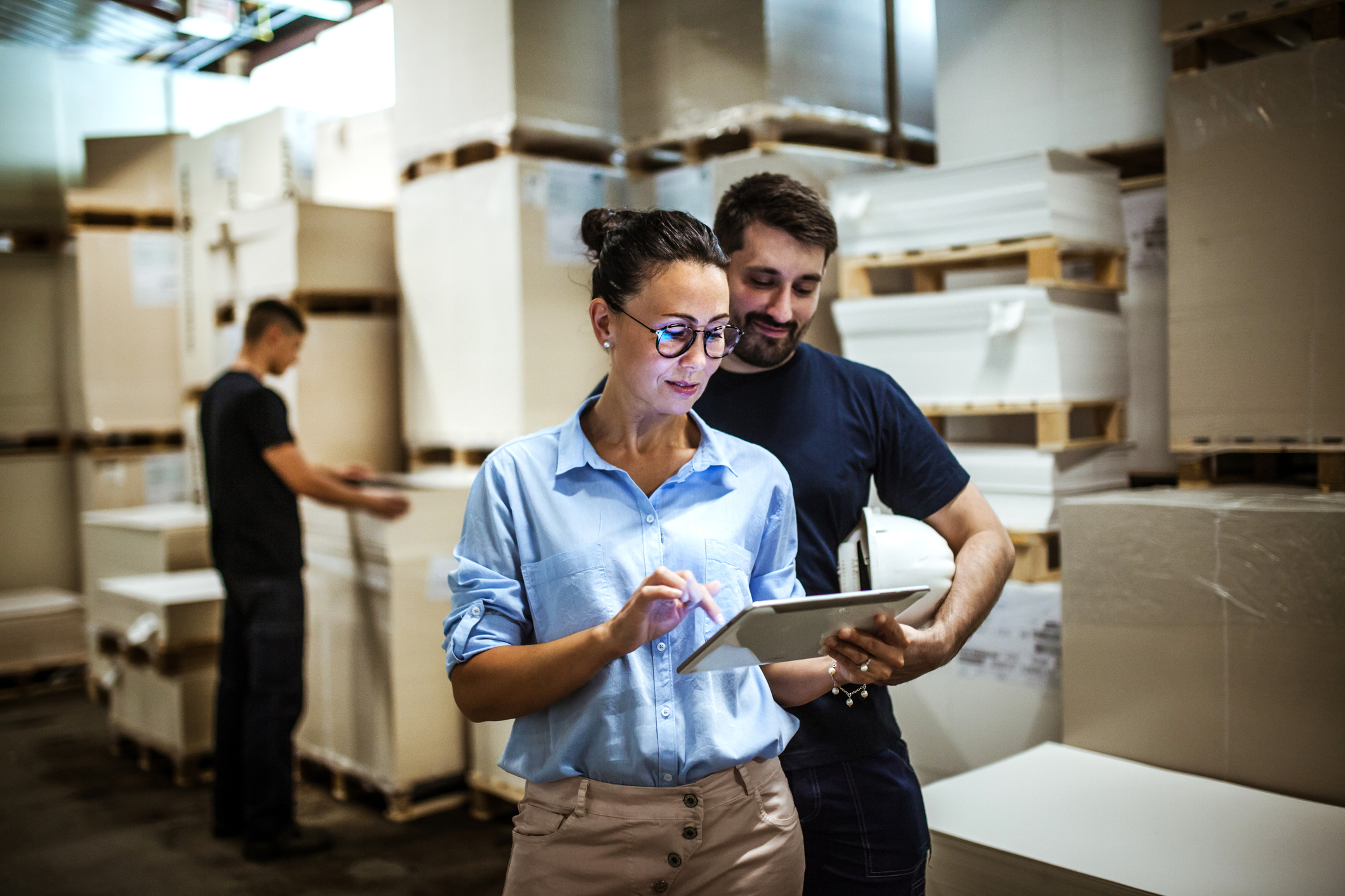 Warehouse supervisor walking and talking with senior manager Immagine dei contatti